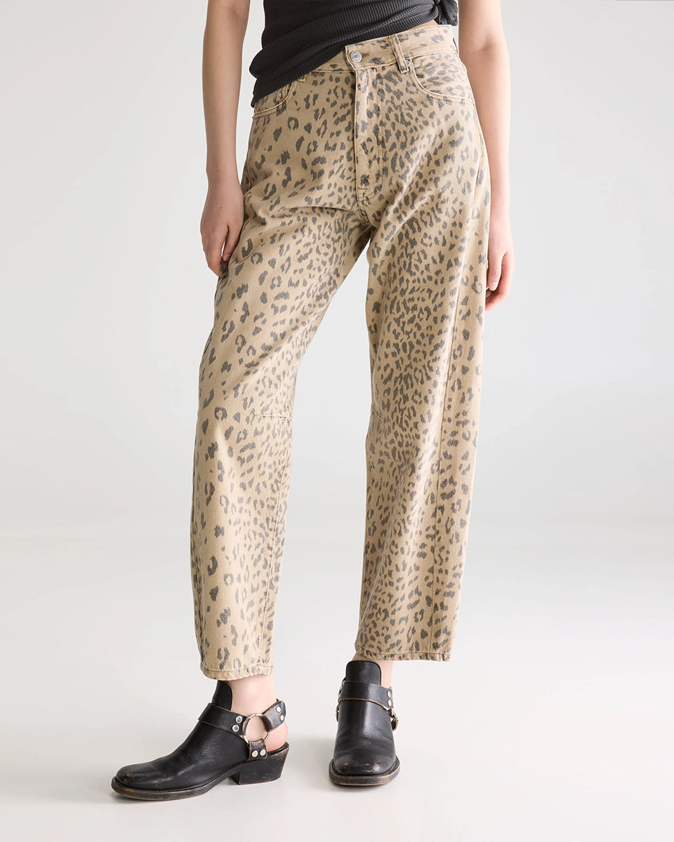 Jeansy w print panterkowy Kurtis Combo A marki Bellerose z wysokim stanem i bufiastymi nogawkami. Mają 5 kieszeni i zapięcie na zamek. Widoczny jest zamierzony efekt sprania oraz przetarcia na krawędziach. Krój jest delikatnie zwężany w biodrach, ale nie opinający ciała. Nogawki mają długość do kostek. Wykonane w 100% z bawełny. Nieelastyczne.

-Panterkowy print z efektem sprania i przetarciami

-Bufiaste, skrócone nogawki

-Rozmiarówka jest standardowa. Wybierz jeansy w rozmiarze, który zazwyczaj nosisz