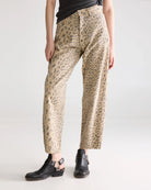 Jeansy w print panterkowy Kurtis Combo A marki Bellerose z wysokim stanem i bufiastymi nogawkami. Mają 5 kieszeni i zapięcie na zamek. Widoczny jest zamierzony efekt sprania oraz przetarcia na krawędziach. Krój jest delikatnie zwężany w biodrach, ale nie opinający ciała. Nogawki mają długość do kostek. Wykonane w 100% z bawełny. Nieelastyczne.

-Panterkowy print z efektem sprania i przetarciami

-Bufiaste, skrócone nogawki

-Rozmiarówka jest standardowa. Wybierz jeansy w rozmiarze, który zazwyczaj nosisz