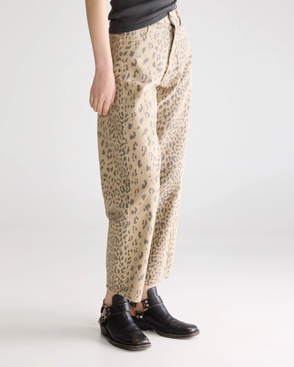 Jeansy w print panterkowy Kurtis Combo A marki Bellerose z wysokim stanem i bufiastymi nogawkami. Mają 5 kieszeni i zapięcie na zamek. Widoczny jest zamierzony efekt sprania oraz przetarcia na krawędziach. Krój jest delikatnie zwężany w biodrach, ale nie opinający ciała. Nogawki mają długość do kostek. Wykonane w 100% z bawełny. Nieelastyczne.

-Panterkowy print z efektem sprania i przetarciami

-Bufiaste, skrócone nogawki

-Rozmiarówka jest standardowa. Wybierz jeansy w rozmiarze, który zazwyczaj nosisz