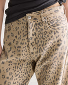 Jeansy w print panterkowy Kurtis Combo A marki Bellerose z wysokim stanem i bufiastymi nogawkami. Mają 5 kieszeni i zapięcie na zamek. Widoczny jest zamierzony efekt sprania oraz przetarcia na krawędziach. Krój jest delikatnie zwężany w biodrach, ale nie opinający ciała. Nogawki mają długość do kostek. Wykonane w 100% z bawełny. Nieelastyczne.

-Panterkowy print z efektem sprania i przetarciami

-Bufiaste, skrócone nogawki

-Rozmiarówka jest standardowa. Wybierz jeansy w rozmiarze, który zazwyczaj nosisz