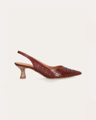 Ręcznie wykonane czółenka typu sling back 9459 Brown Billi Bi Copenhagen z brązowej, gładkiej skóry. Mają noski w szpic, co optycznie wydłuża stopę. Charakterystycznym elementem jest ażurowa tekstura. Buty mają niski, stabilny obcas z fakturą przypominającą jasne drewno. Idealnie sprawdzą się na codzień.&nbsp;

-Buty mają standardową rozmiarówkę. Zamów je w rozmiarze jaki normalnie nosisz