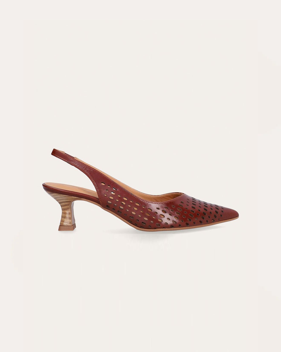 Ręcznie wykonane czółenka typu sling back 9459 Brown Billi Bi Copenhagen z brązowej, gładkiej skóry. Mają noski w szpic, co optycznie wydłuża stopę. Charakterystycznym elementem jest ażurowa tekstura. Buty mają niski, stabilny obcas z fakturą przypominającą jasne drewno. Idealnie sprawdzą się na codzień.&nbsp;

-Buty mają standardową rozmiarówkę. Zamów je w rozmiarze jaki normalnie nosisz