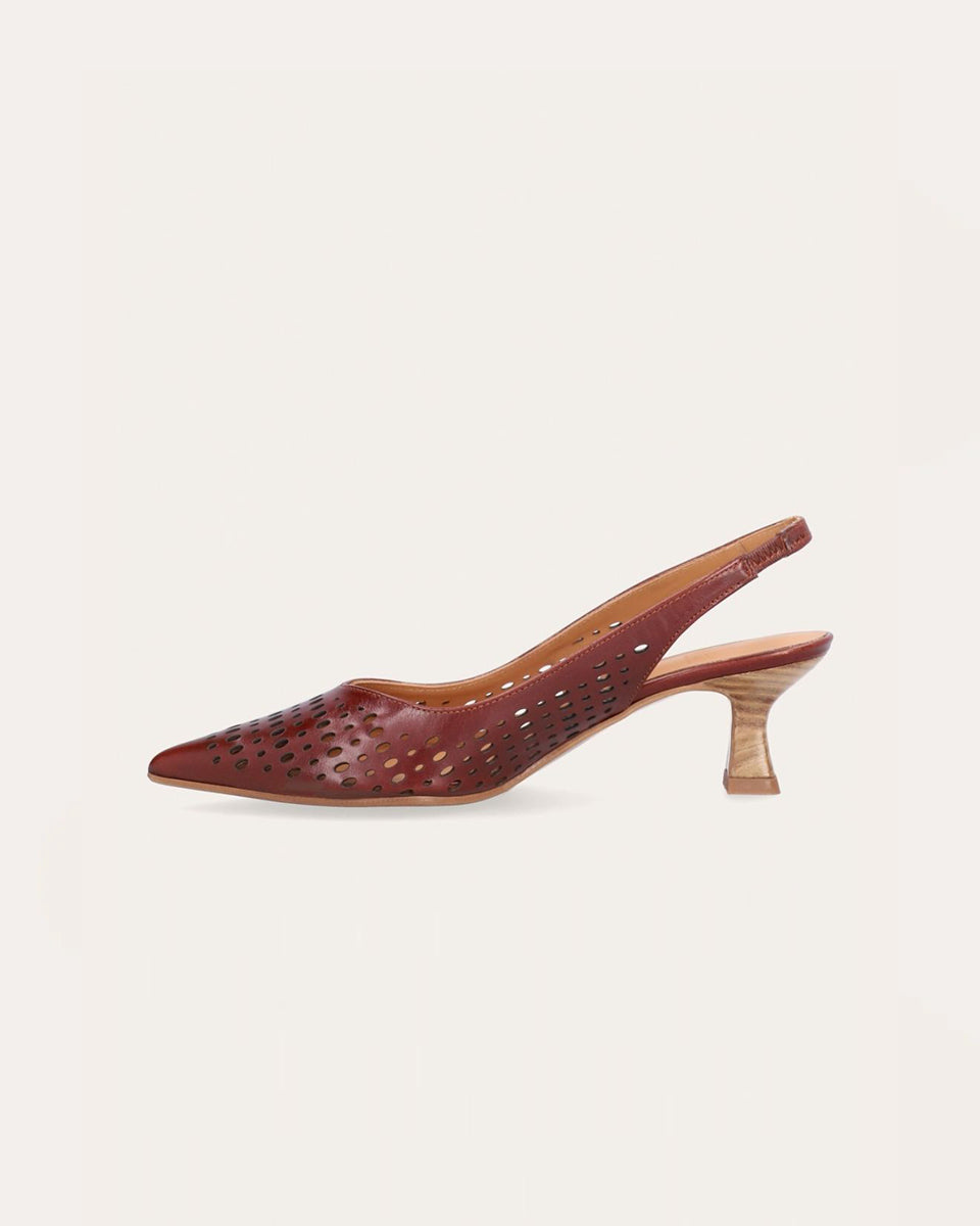 Ręcznie wykonane czółenka typu sling back 9459 Brown Billi Bi Copenhagen z brązowej, gładkiej skóry. Mają noski w szpic, co optycznie wydłuża stopę. Charakterystycznym elementem jest ażurowa tekstura. Buty mają niski, stabilny obcas z fakturą przypominającą jasne drewno. Idealnie sprawdzą się na codzień.&nbsp;

-Buty mają standardową rozmiarówkę. Zamów je w rozmiarze jaki normalnie nosisz