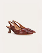 Ręcznie wykonane czółenka typu sling back 9459 Brown Billi Bi Copenhagen z brązowej, gładkiej skóry. Mają noski w szpic, co optycznie wydłuża stopę. Charakterystycznym elementem jest ażurowa tekstura. Buty mają niski, stabilny obcas z fakturą przypominającą jasne drewno. Idealnie sprawdzą się na codzień.&nbsp;

-Buty mają standardową rozmiarówkę. Zamów je w rozmiarze jaki normalnie nosisz