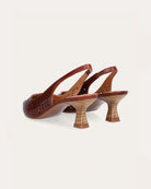 Ręcznie wykonane czółenka typu sling back 9459 Brown Billi Bi Copenhagen z brązowej, gładkiej skóry. Mają noski w szpic, co optycznie wydłuża stopę. Charakterystycznym elementem jest ażurowa tekstura. Buty mają niski, stabilny obcas z fakturą przypominającą jasne drewno. Idealnie sprawdzą się na codzień.&nbsp;

-Buty mają standardową rozmiarówkę. Zamów je w rozmiarze jaki normalnie nosisz
