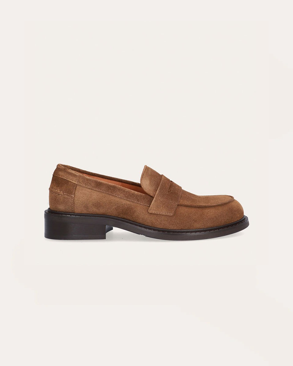 Ręcznie wykonane mokasyny 9705 Brown Billi Bi Copenhagen z jasnobrązowego zamszu z okrągłym noskiem. Buty mają klasyczny fason i wygodną, gumową podeszwę zewnętrzną z szerokim, niewysokim obcasem. Posiadają ozdobne wycięcie z przodu oraz lamówkę z przodu i z tyłu co nadaje im niepowtarzalnego charakteru.&nbsp;

-Rozmiarówka jest standardowa. Zamów rozmiar, który nosisz zazwyczaj.