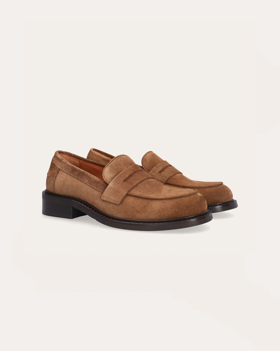 Ręcznie wykonane mokasyny 9705 Brown Billi Bi Copenhagen z jasnobrązowego zamszu z okrągłym noskiem. Buty mają klasyczny fason i wygodną, gumową podeszwę zewnętrzną z szerokim, niewysokim obcasem. Posiadają ozdobne wycięcie z przodu oraz lamówkę z przodu i z tyłu co nadaje im niepowtarzalnego charakteru.&nbsp;

-Rozmiarówka jest standardowa. Zamów rozmiar, który nosisz zazwyczaj.
