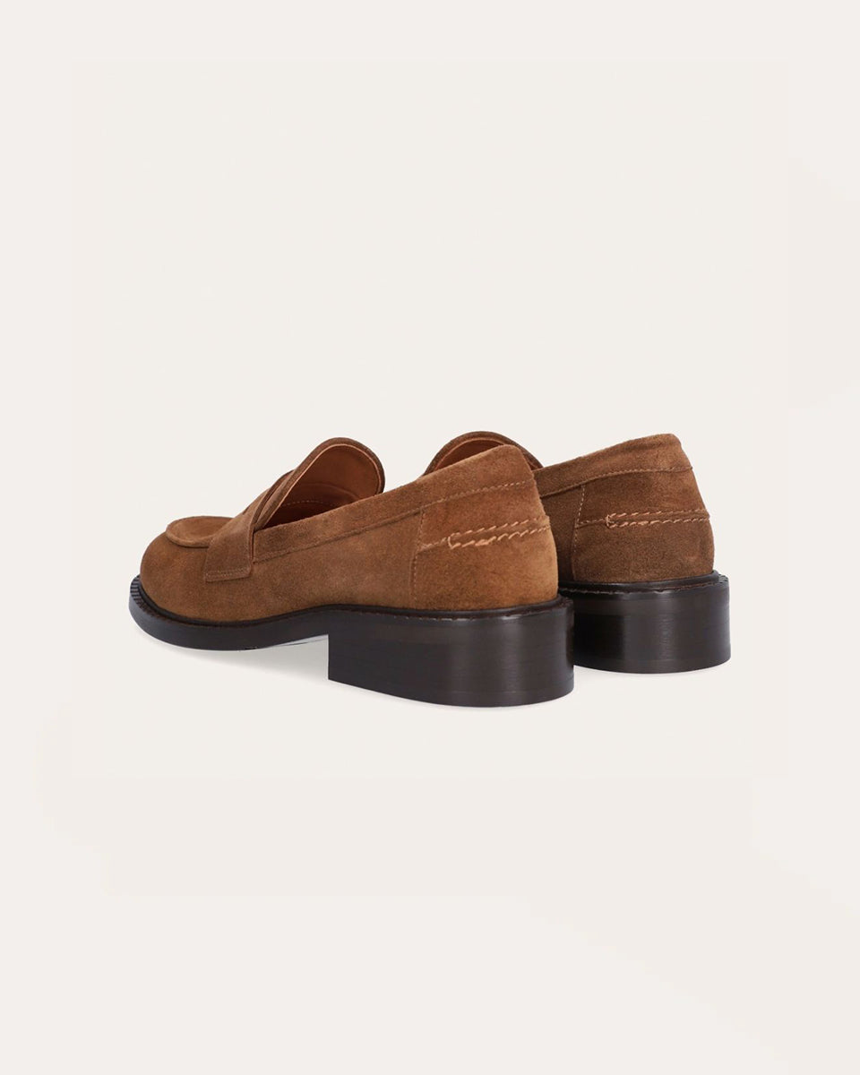 Ręcznie wykonane mokasyny 9705 Brown Billi Bi Copenhagen z jasnobrązowego zamszu z okrągłym noskiem. Buty mają klasyczny fason i wygodną, gumową podeszwę zewnętrzną z szerokim, niewysokim obcasem. Posiadają ozdobne wycięcie z przodu oraz lamówkę z przodu i z tyłu co nadaje im niepowtarzalnego charakteru.&nbsp;

-Rozmiarówka jest standardowa. Zamów rozmiar, który nosisz zazwyczaj.