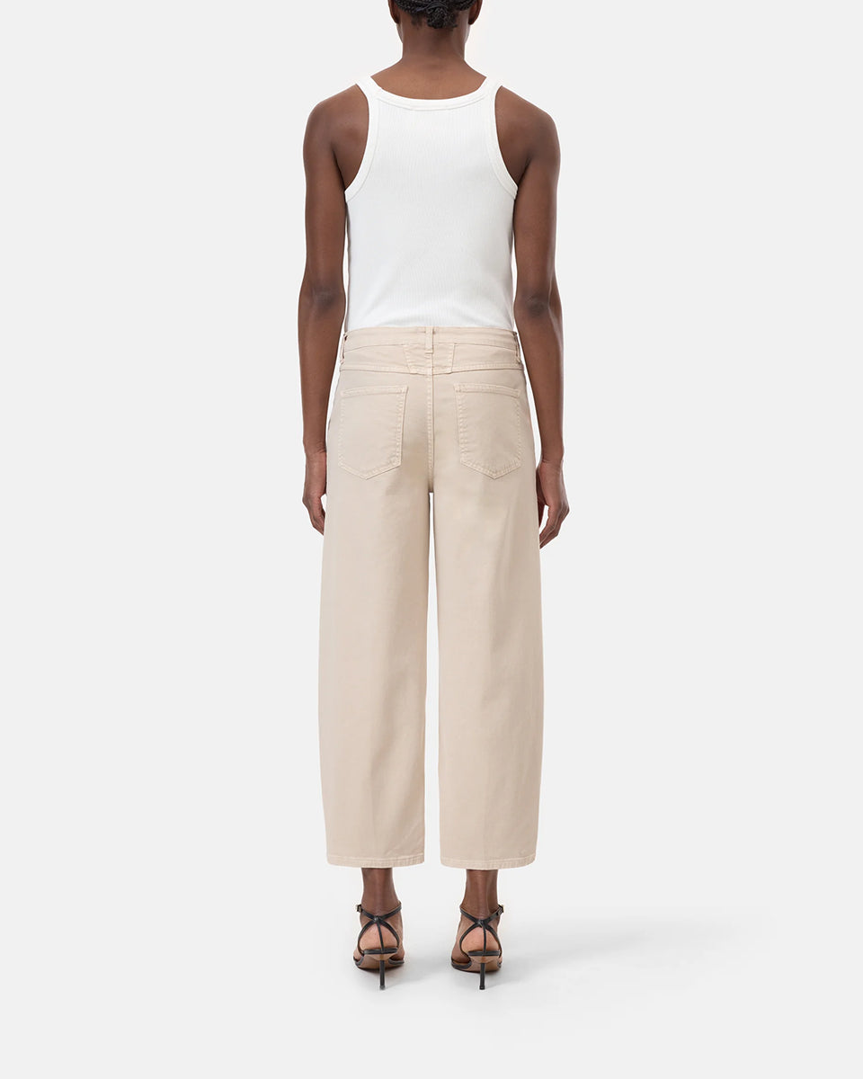 Luźne jeansy o lekko spranym wyglądzie Stover-X CLOSED Clay Beige ze średnim stanem, skróconą nogawką i charakterystycznym dla marki wzorem kieszeni X-pocket. Wykonane z miękkiej bawełny organicznej z dodatkiem streczu, co zapewnia wyjątkowy komfort. Wyprodukowano we Włoszech.&nbsp;

-Zamów w swoim standardowym rozmiarze