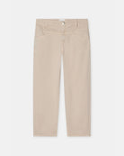 Luźne jeansy o lekko spranym wyglądzie Stover-X CLOSED Clay Beige ze średnim stanem, skróconą nogawką i charakterystycznym dla marki wzorem kieszeni X-pocket. Wykonane z miękkiej bawełny organicznej z dodatkiem streczu, co zapewnia wyjątkowy komfort. Wyprodukowano we Włoszech.&nbsp;

-Zamów w swoim standardowym rozmiarze