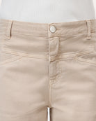 Luźne jeansy o lekko spranym wyglądzie Stover-X CLOSED Clay Beige ze średnim stanem, skróconą nogawką i charakterystycznym dla marki wzorem kieszeni X-pocket. Wykonane z miękkiej bawełny organicznej z dodatkiem streczu, co zapewnia wyjątkowy komfort. Wyprodukowano we Włoszech.&nbsp;

-Zamów w swoim standardowym rozmiarze