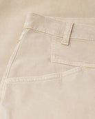 Luźne jeansy o lekko spranym wyglądzie Stover-X CLOSED Clay Beige ze średnim stanem, skróconą nogawką i charakterystycznym dla marki wzorem kieszeni X-pocket. Wykonane z miękkiej bawełny organicznej z dodatkiem streczu, co zapewnia wyjątkowy komfort. Wyprodukowano we Włoszech.&nbsp;

-Zamów w swoim standardowym rozmiarze