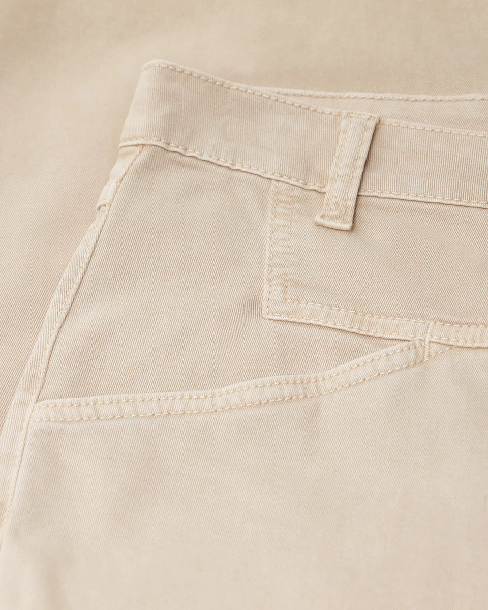 Luźne jeansy o lekko spranym wyglądzie Stover-X CLOSED Clay Beige ze średnim stanem, skróconą nogawką i charakterystycznym dla marki wzorem kieszeni X-pocket. Wykonane z miękkiej bawełny organicznej z dodatkiem streczu, co zapewnia wyjątkowy komfort. Wyprodukowano we Włoszech.&nbsp;

-Zamów w swoim standardowym rozmiarze