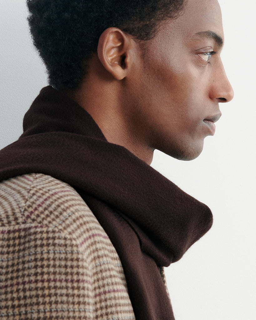 Klasyczny szal A1B U ERIC BOMPARD Chocolat w kolorze brązowym wykończony frędzlami. U dołu szala wyhaftowane jest logo marki. Wykonany w 100% z kaszmiru.&nbsp;