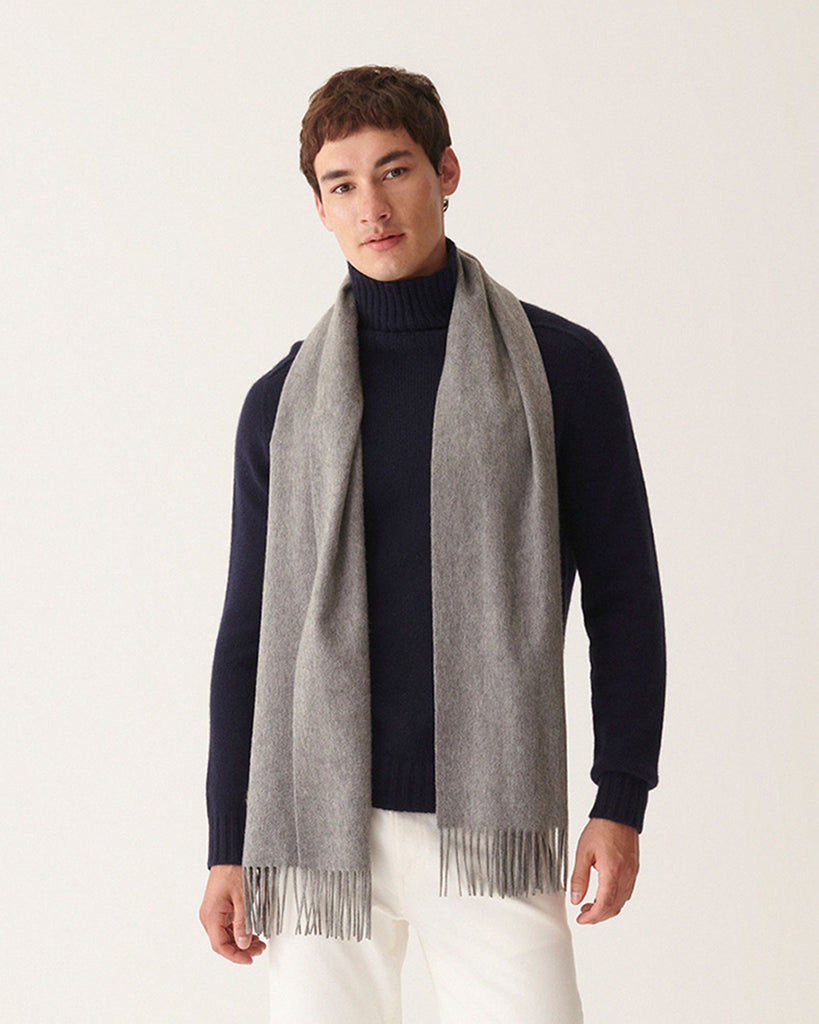 Klasyczny szal A1B U ERIC BOMPARD Gris Meteori w kolorze szarym wykończony frędzlami. U dołu szala wyhaftowane jest logo marki. Wykonany w 100% z kaszmiru.&nbsp;