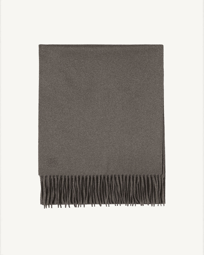 Klasyczny szal A1B U ERIC BOMPARD Gris Meteori w kolorze karmelowym wykończony frędzlami. U dołu szala wyhaftowane jest logo marki. Wykonany w 100% z kaszmiru.&nbsp;