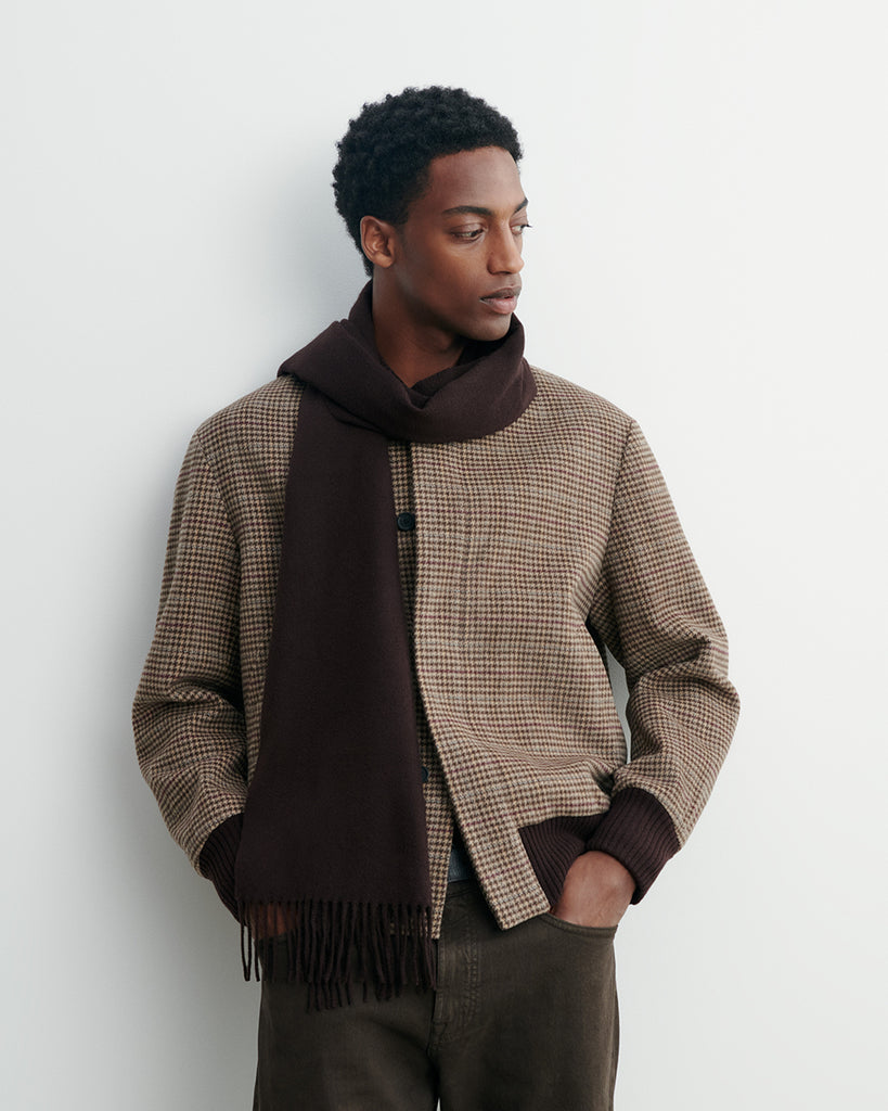 Klasyczny szal A1B U ERIC BOMPARD Chocolat w kolorze brązowym wykończony frędzlami. U dołu szala wyhaftowane jest logo marki. Wykonany w 100% z kaszmiru.&nbsp;