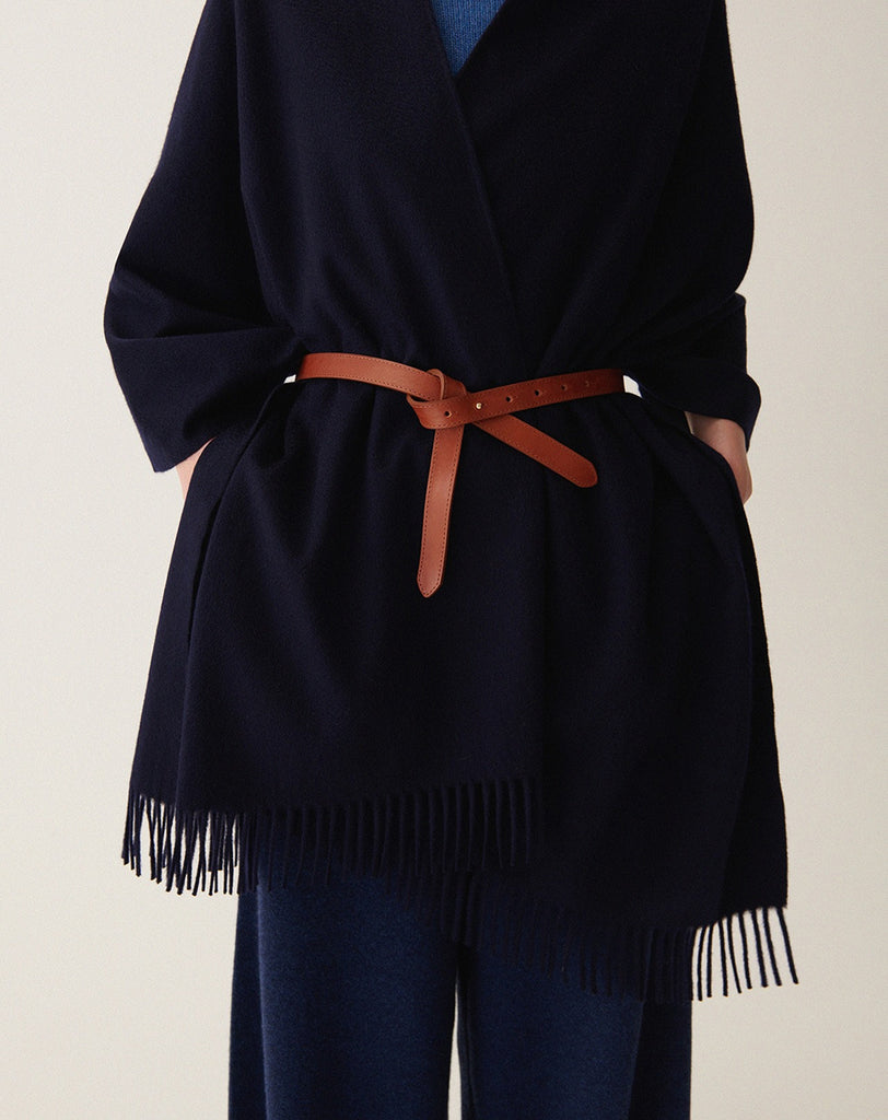 Ponadczasowe Ponczo A270 Marine w granatowym kolorze tkane ze 100% kaszmiru. Posiada wykończenie z frędzlami. Idealne jako uzupełnienie jesiennych stylizacji.&nbsp;