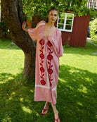 Szeroka, luźna sukienka Abelone Red Flower marki SISSEL EDELBO z obszernymi rękawami typu raglan z elastycznymi otworami i szerokim dekoltem w serek, który ściągany jest regulowanym sznurkiem. Posiada miękką podszewkę, która nadaje bufiasty kształt. Ozdobiona jest wyrazistym, kwiatowym haftem oraz szerokimi, zygzakowatymi taśmami. Wykonana w 100% z jakościowej bawełny organicznej.&nbsp;

-Luźny, szeroki krój

-Kwiatowy haft

-Ściągany dekolt w serek

-ONE SIZE