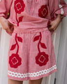Luźne szorty o swobodnym kroju Abelone Red Flower marki SISSEL EDELBO z gumką w pasie i kieszeniami w bocznych szwach. Ozdobione są pięknym, wyrazistym haftem kwiatowym oraz szerokimi, zygzakowatymi taśmami u dołu. Wykonane są z jakościowej bawełny organicznej.

-Luźny, swobodny krój

-Piękny haft kwiatowy

-Zamów szorty w swoim standardowym rozmiarze