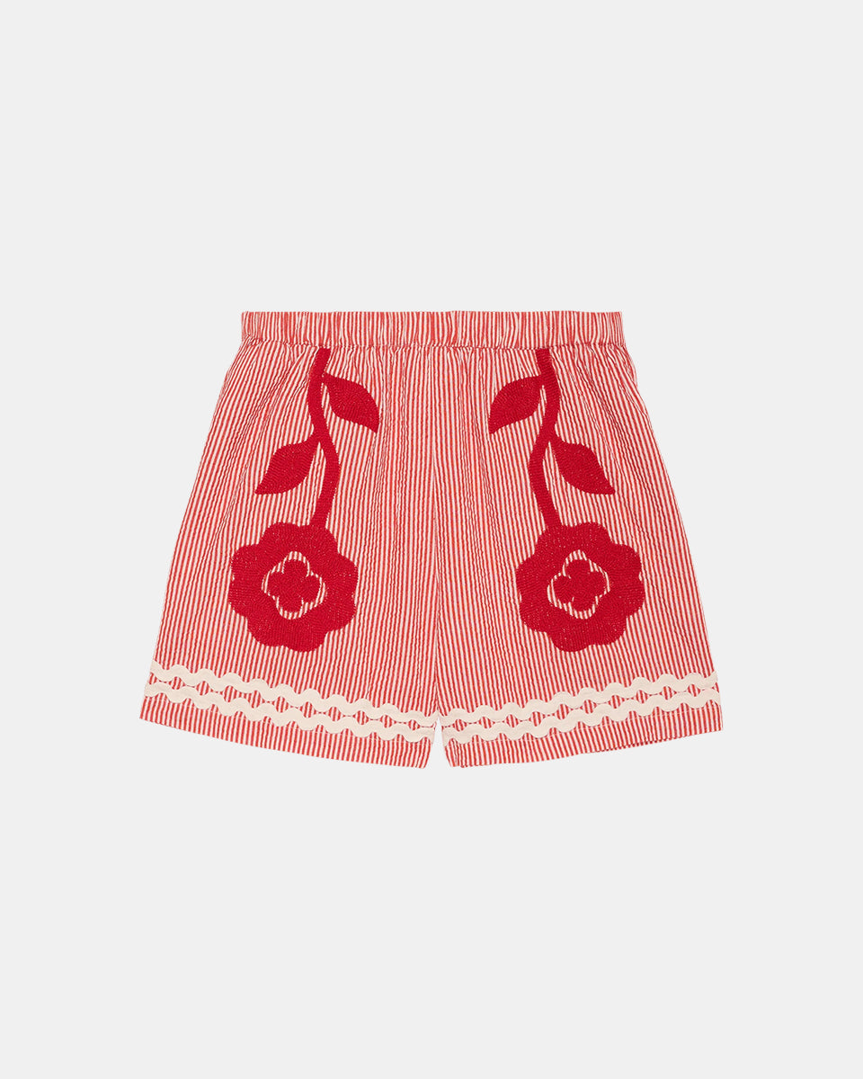 Luźne szorty o swobodnym kroju Abelone Red Flower marki SISSEL EDELBO z gumką w pasie i kieszeniami w bocznych szwach. Ozdobione są pięknym, wyrazistym haftem kwiatowym oraz szerokimi, zygzakowatymi taśmami u dołu. Wykonane są z jakościowej bawełny organicznej.

-Luźny, swobodny krój

-Piękny haft kwiatowy

-Zamów szorty w swoim standardowym rozmiarze