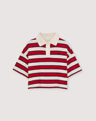 Krótki, pudełkowy t-shirt polo Acacia Polo Tulip Red z kontrastowymi paskami. Posiada kołnierzyk, opadające ramiona i krótki, szeroki rękaw o długości do łokci. Pod szyją zapinany na guziki. Nad lewą piersią posiada niewielką naszywkę z logo marki. Wykonany z bawełny.

-Luźny fason

-100% bawełna

-Zamów w swoim standardowym rozmiarze
