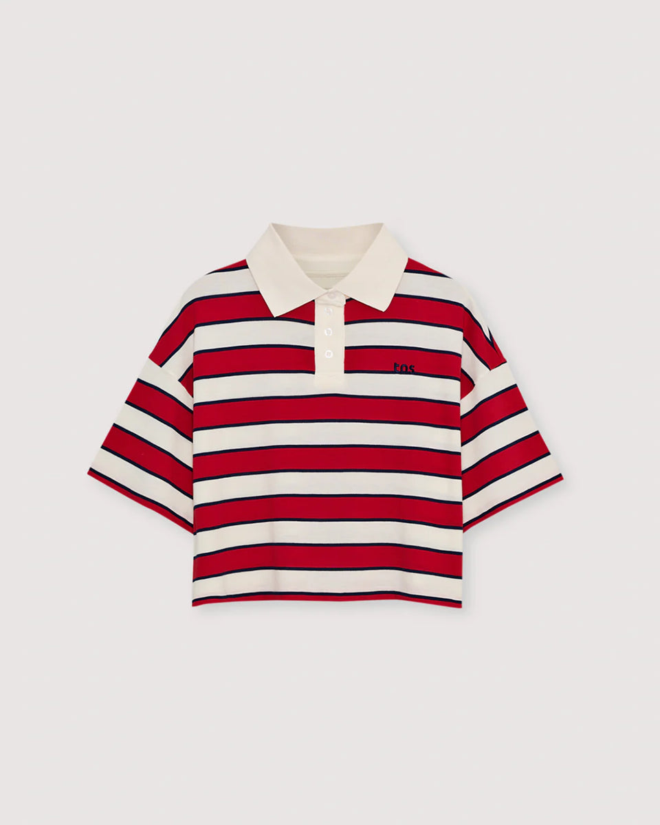 Krótki, pudełkowy t-shirt polo Acacia Polo Tulip Red z kontrastowymi paskami. Posiada kołnierzyk, opadające ramiona i krótki, szeroki rękaw o długości do łokci. Pod szyją zapinany na guziki. Nad lewą piersią posiada niewielką naszywkę z logo marki. Wykonany z bawełny.

-Luźny fason

-100% bawełna

-Zamów w swoim standardowym rozmiarze