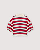 Krótki, pudełkowy t-shirt polo Acacia Polo Tulip Red z kontrastowymi paskami. Posiada kołnierzyk, opadające ramiona i krótki, szeroki rękaw o długości do łokci. Pod szyją zapinany na guziki. Nad lewą piersią posiada niewielką naszywkę z logo marki. Wykonany z bawełny.

-Luźny fason

-100% bawełna

-Zamów w swoim standardowym rozmiarze