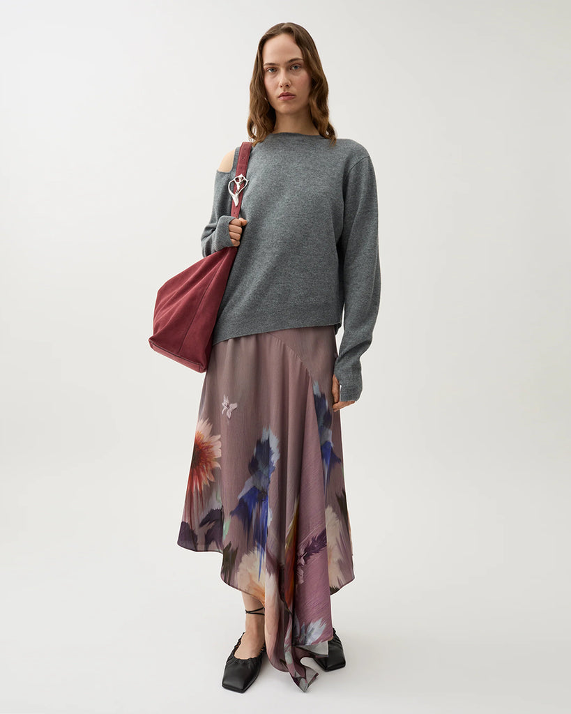 Cienki, szary sweter Acer Light Grey Melang z wycięciem na jednym ramieniu i otworami na kciuki w wydłużonych rękawach. Ma asymetryczny dół, który pozwala na różnorodne stylizacje z dopasowanymi spodniami lub spódnicą. Wykonany z miękkiej dzianiny z wełny merino.&nbsp;