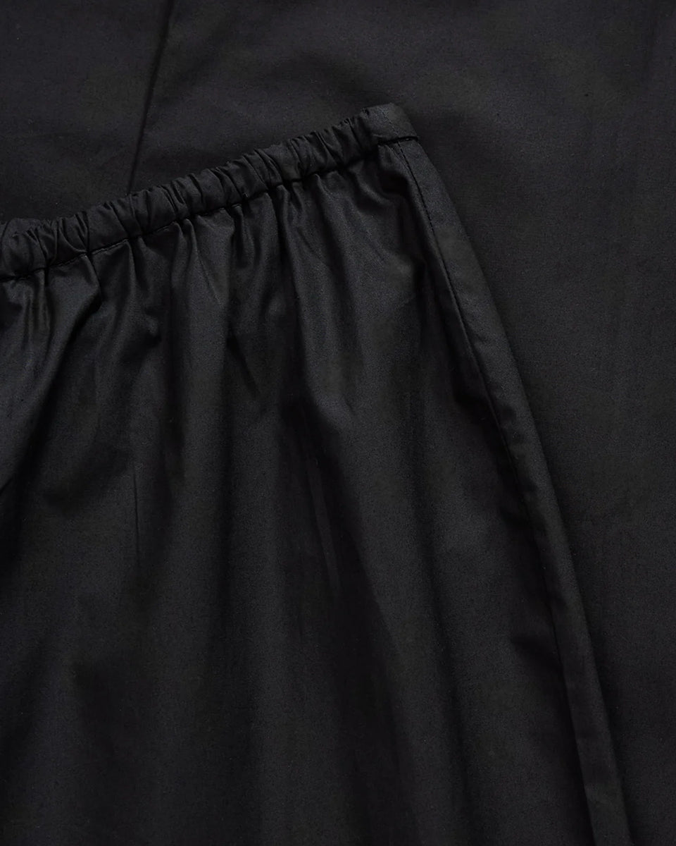 Proste, wygodne spodnie Addie Black marki SKALL z gumką w pasie i luźnym krojem, idealne na codzień. Spodnie posiadają elastyczną talię wiązaną na sznurek i kieszenie w bocznych szwach. Wykonane w 100% z bawełny organicznej.&nbsp;

-Rozmiar standardowy. Luźny krój zapewniający swobodne dopasowanie.