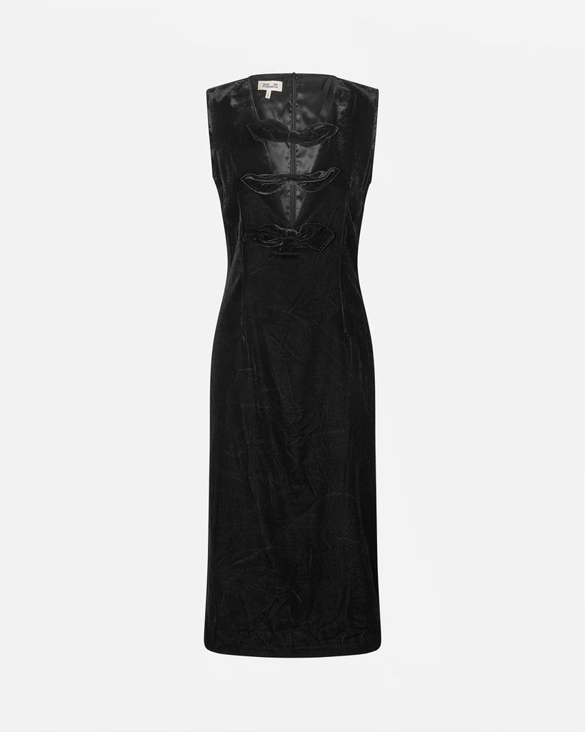 Aksamitna, dopasowana sukienka Ajka Black Velvet bez rękawów. Zdobiona dekoltem w serek z kokardkami. Zapinana na zamek z tyłu. Wykonana z miękkiej mieszanki wiskozy. Długość midi. Idealna romantyczna i zarazem nowoczesna propozycja na wyjątkowe okazje.&nbsp;