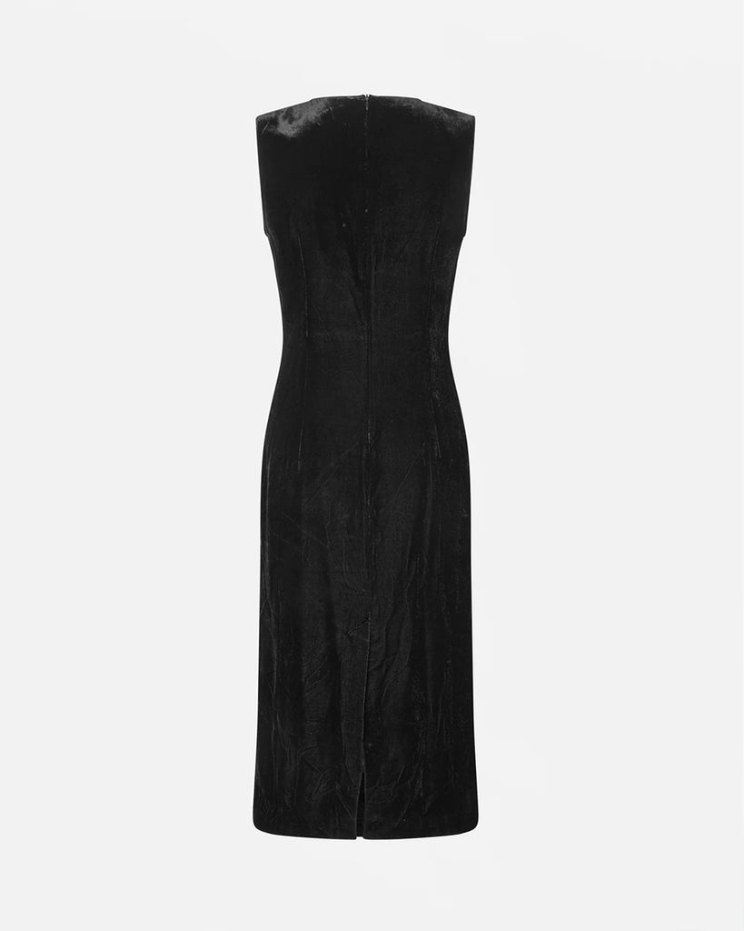 Aksamitna, dopasowana sukienka Ajka Black Velvet bez rękawów. Zdobiona dekoltem w serek z kokardkami. Zapinana na zamek z tyłu. Wykonana z miękkiej mieszanki wiskozy. Długość midi. Idealna romantyczna i zarazem nowoczesna propozycja na wyjątkowe okazje.&nbsp;