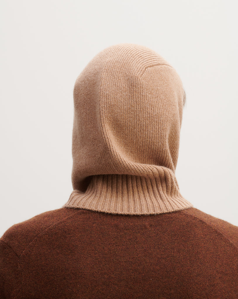 Luźna, karmelowa balaclava AK333 Noir z bardzo miękkiej, prążkowanej dzianiny z kaszmirem.&nbsp;