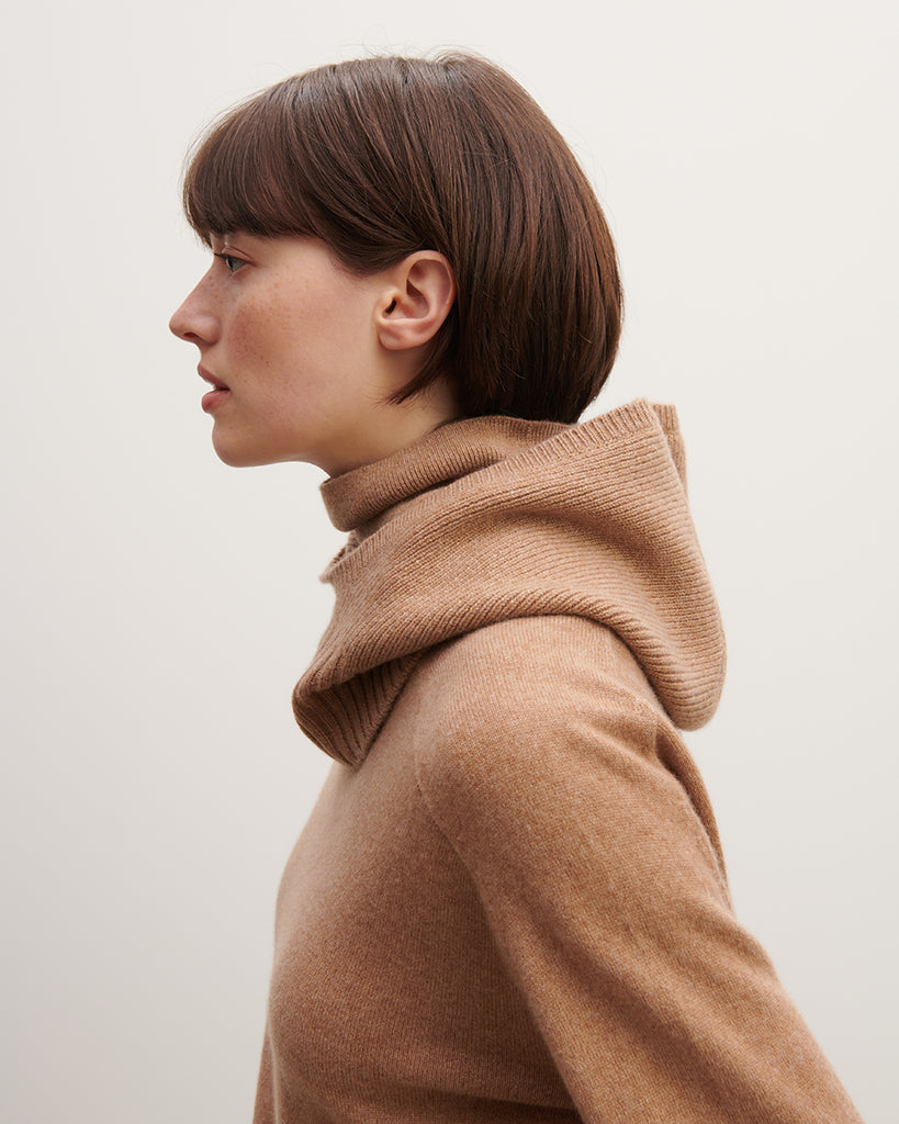 Luźna, karmelowa balaclava AK333 Noir z bardzo miękkiej, prążkowanej dzianiny z kaszmirem.&nbsp;