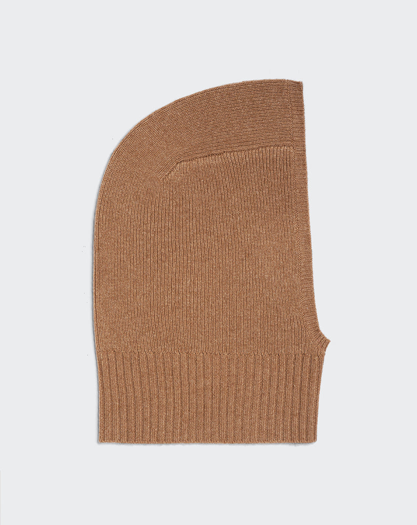 Luźna, karmelowa balaclava AK333 Noir z bardzo miękkiej, prążkowanej dzianiny z kaszmirem.&nbsp;