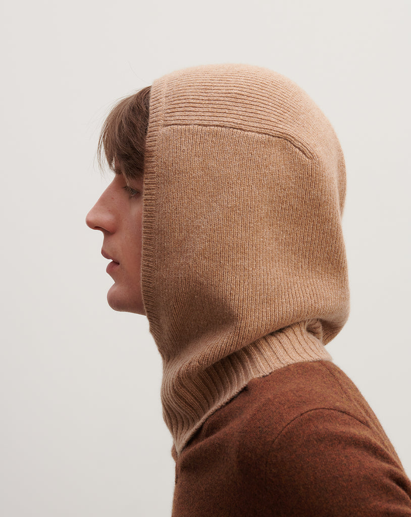 Luźna, karmelowa balaclava AK333 Noir z bardzo miękkiej, prążkowanej dzianiny z kaszmirem.&nbsp;