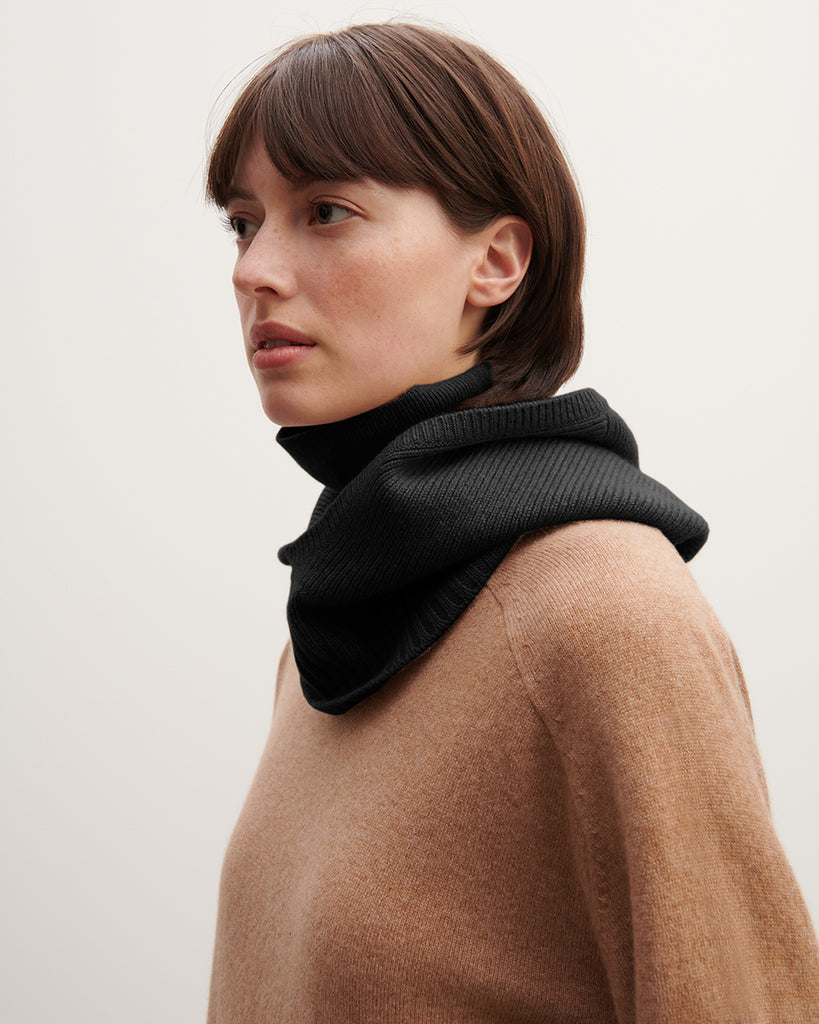 Luźna, czarna balaclava AK333 Noir z bardzo miękkiej, prążkowanej dzianiny z kaszmirem.&nbsp;