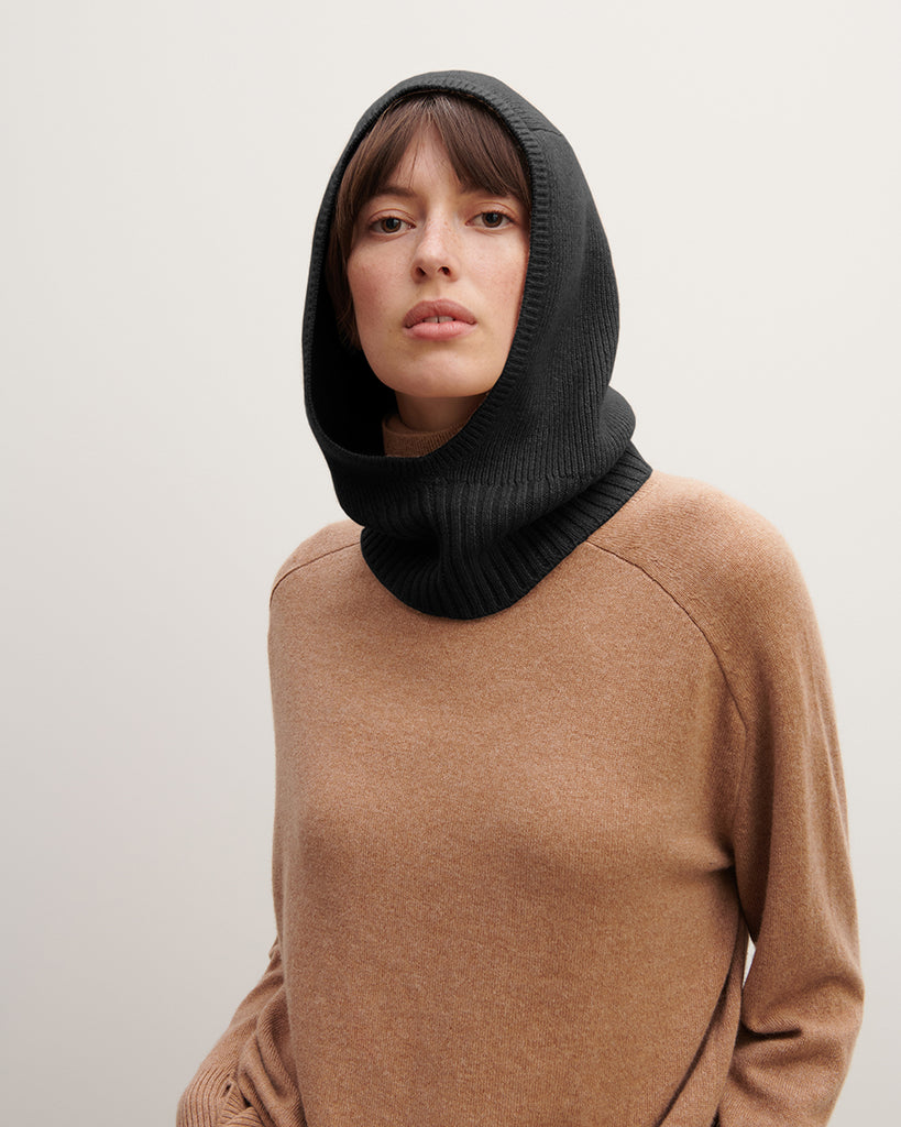 Luźna, czarna balaclava AK333 Noir z bardzo miękkiej, prążkowanej dzianiny z kaszmirem.&nbsp;