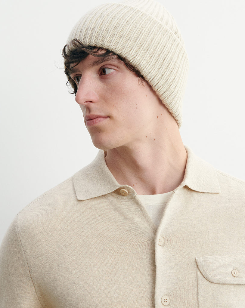 Klasyczna, wywijana czapka AK412 Eric Bompard z prążkowanego kaszmiru. Styl UNISEX.