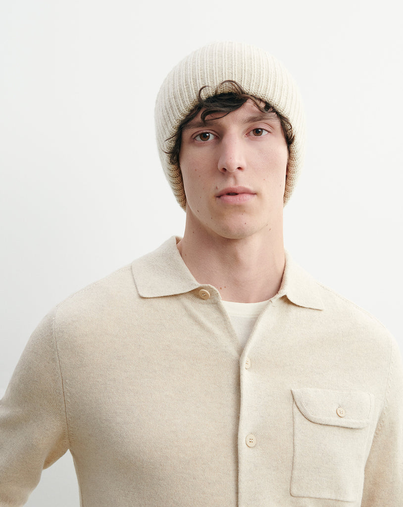 Klasyczna, wywijana czapka AK412 Eric Bompard z prążkowanego kaszmiru. Styl UNISEX.