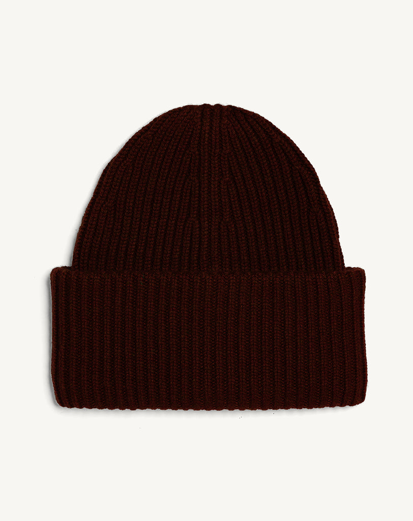 Klasyczna, wywijana czapka AK412 Eric Bompard z prążkowanego kaszmiru w brązowym kolorze. Styl UNISEX.