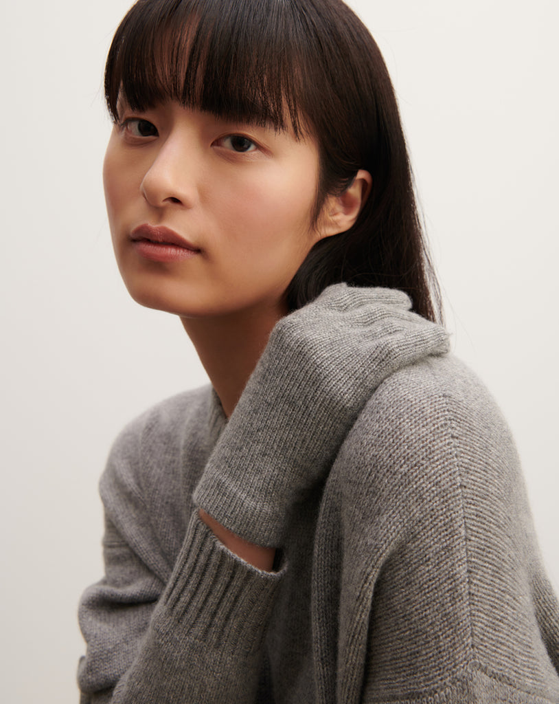 Szare, ciepłe rękawiczki Eric Bompard AK7N Gris Meteorite wykonane w 100% z kaszmiru. Są niezbędnym elementem stylizacji w sezonie jesienno-zimowym.&nbsp;