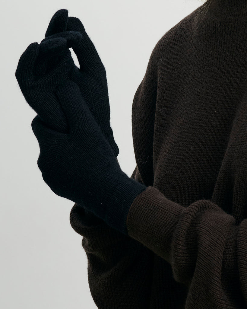 Czarne, ciepłe rękawiczki Eric Bompard AK7N Noir wykonane w 100% z kaszmiru. Są niezbędnym elementem stylizacji w sezonie jesienno-zimowym.&nbsp;