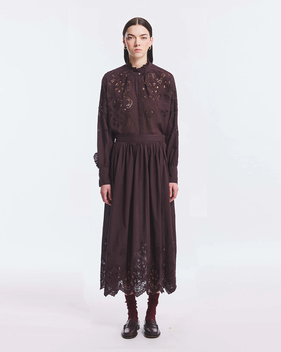 Haftowana, bawełniana bluzka Albertine Antik Batik Burgundy z długimi rękawami i niewielką stójką, która wykończona jest falbanką. Posiada ażurowy haft z przodu i na rękawach. Ma kryte zapięcie na guziki. Ta zwiewna bluzka, inspirowana modą wiktoriańską może być noszona samodzielnie lub w komplecie z pasującą spódnicą, tworząc romantyczną stylizację.&nbsp;