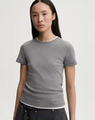 Dopasowany, klasyczny T-shirt Alicia By Malene Birger z bawełny organicznej, z okrągłym dekoltem, krótkimi rękawami i wyhaftowanym monogramem.

-Dopasowany krój

-Okrągły dekolt

-Zamów t-shirt w swoim standardowym rozmiarze