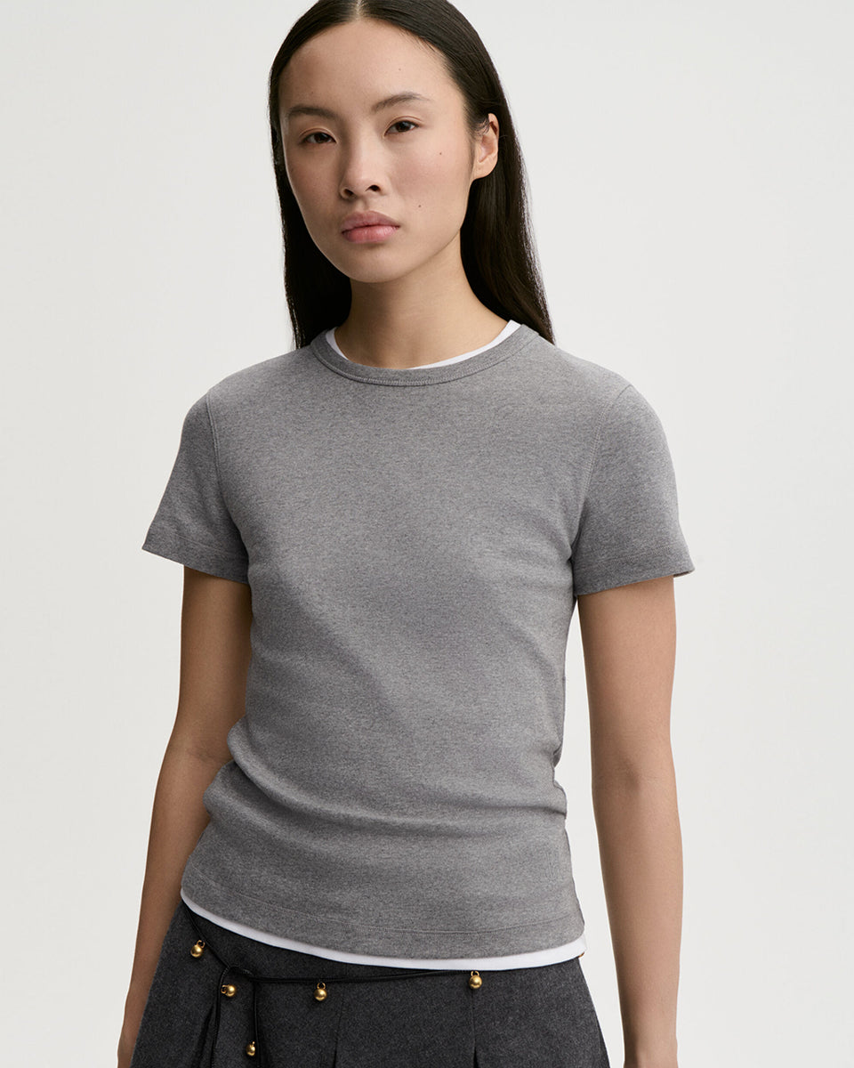 Dopasowany, klasyczny T-shirt Alicia By Malene Birger z bawełny organicznej, z okrągłym dekoltem, krótkimi rękawami i wyhaftowanym monogramem.

-Dopasowany krój

-Okrągły dekolt

-Zamów t-shirt w swoim standardowym rozmiarze