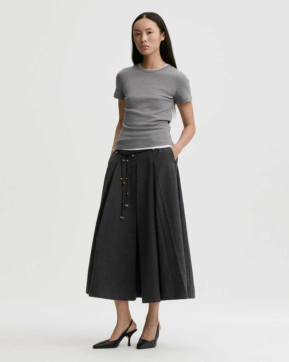 Dopasowany, klasyczny T-shirt Alicia By Malene Birger z bawełny organicznej, z okrągłym dekoltem, krótkimi rękawami i wyhaftowanym monogramem.

-Dopasowany krój

-Okrągły dekolt

-Zamów t-shirt w swoim standardowym rozmiarze