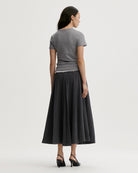 Dopasowany, klasyczny T-shirt Alicia By Malene Birger z bawełny organicznej, z okrągłym dekoltem, krótkimi rękawami i wyhaftowanym monogramem.

-Dopasowany krój

-Okrągły dekolt

-Zamów t-shirt w swoim standardowym rozmiarze