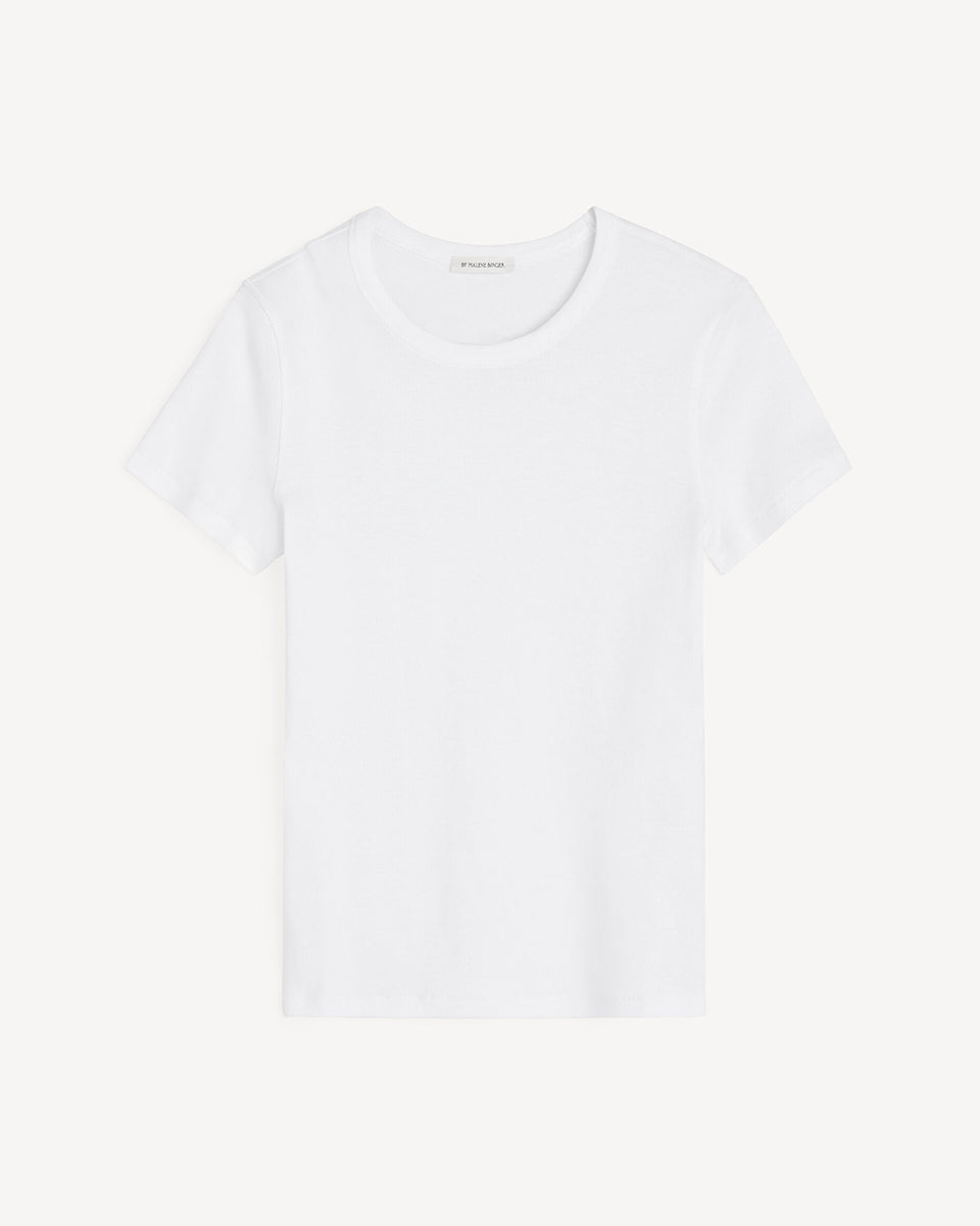 Dopasowany, klasyczny T-shirt Alicia By Malene Birger z bawełny organicznej, z okrągłym dekoltem, krótkimi rękawami i wyhaftowanym monogramem.

-Dopasowany krój

-Okrągły dekolt

-Zamów t-shirt w swoim standardowym rozmiarze