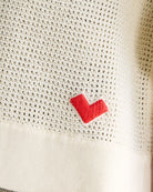 Lekki, prześwitujący sweter Alie Whisper marki Bellerose z ażurowym splotem w kolorze złamanej bieli. Ma okrągły dekolt, obniżoną linię ramion i długi rękaw. Zakończony mankietami z marszczeniami. U dołu posiada dzianinowy detal w kształcie czerwonego serca. Wykonany w 100% z bawełny.

-Luźny fason

-Ażurowy splot

-Zamów w swoim normalnym rozmiarze